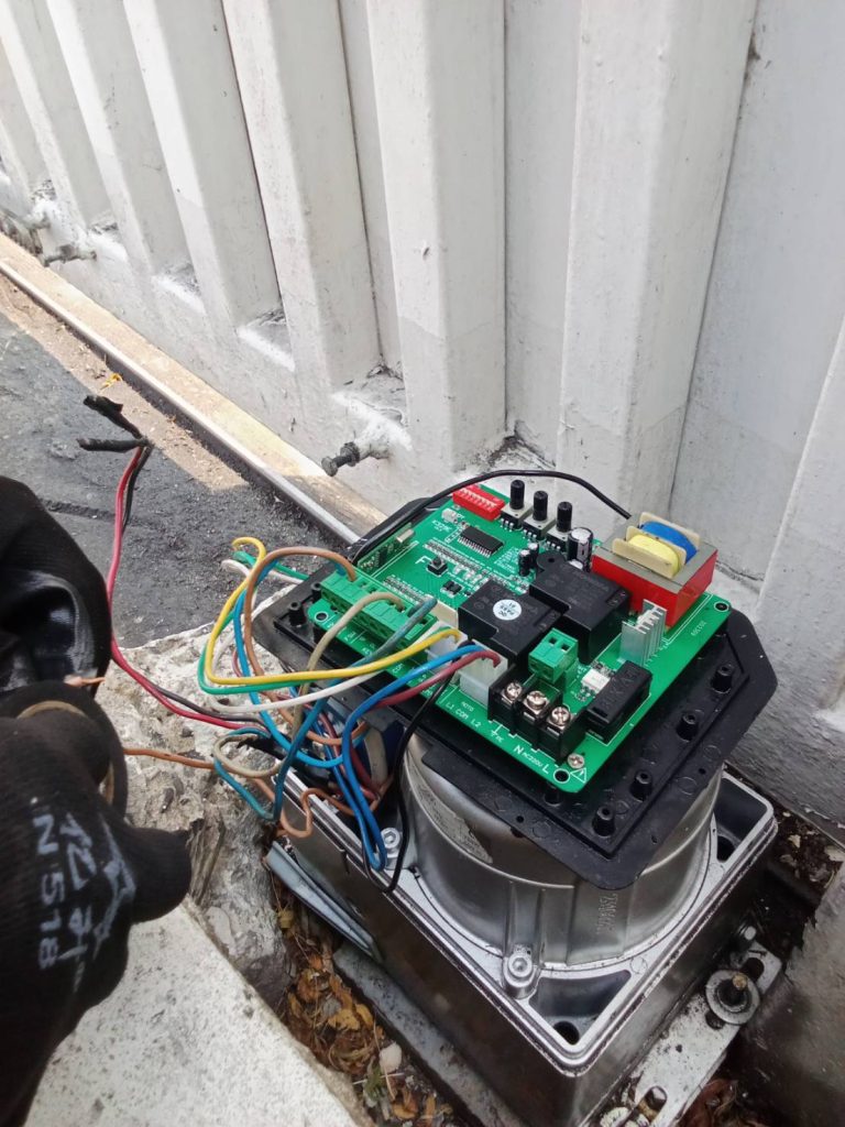 ซ่อมแผงวงจรมอเตอร์ประตูรีโมท