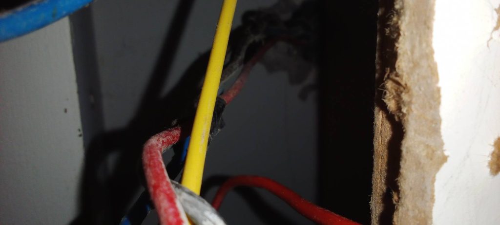 สายไฟชำรุด