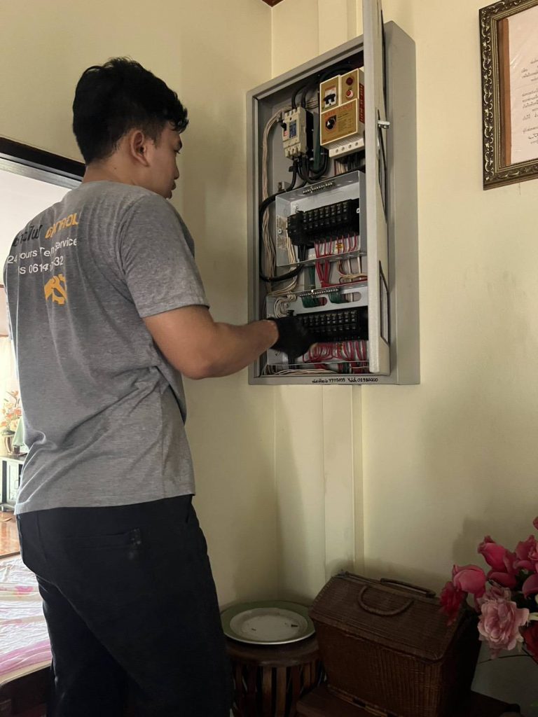 ตรวจเช็คตู้เบรกเกอร์