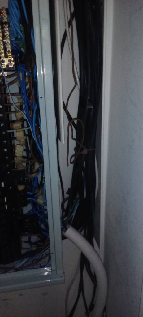 สายไฟในตู้โหลดเซ็นเตอร์