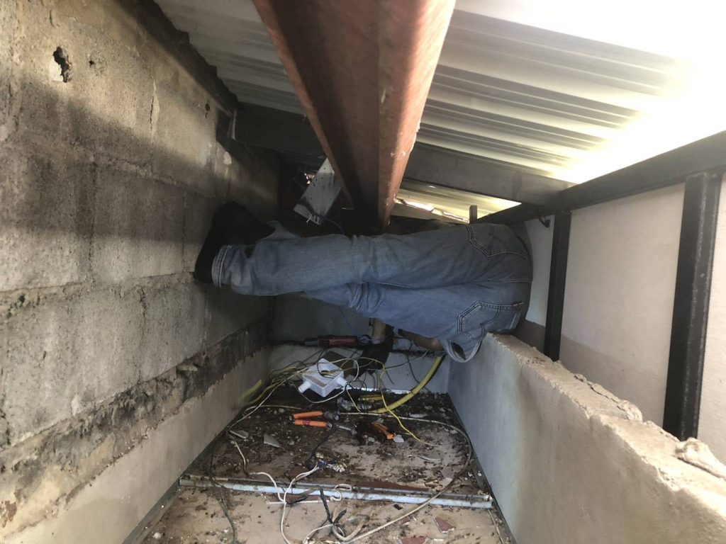 ปีนฝ้าเดินสายไฟ