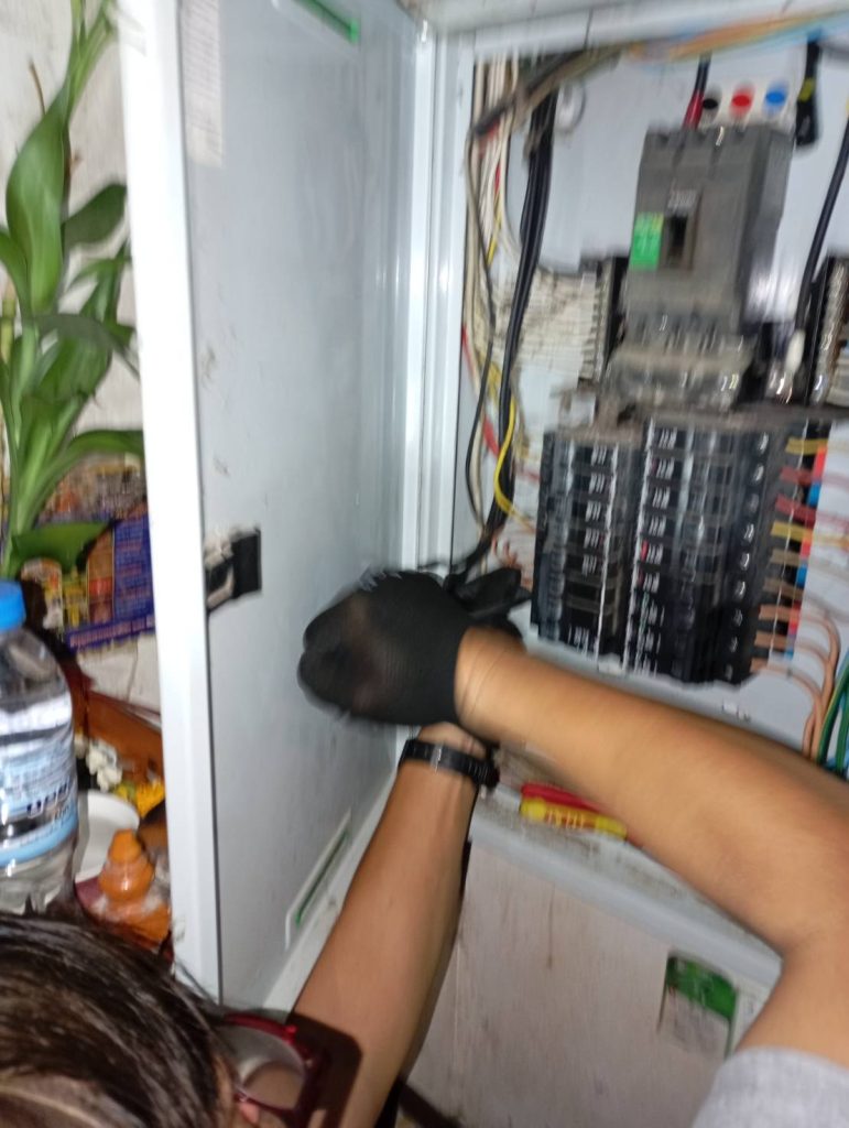 ช่างตรวจเช็กระบบไฟในตู้โหลดเซ็นเตอร์