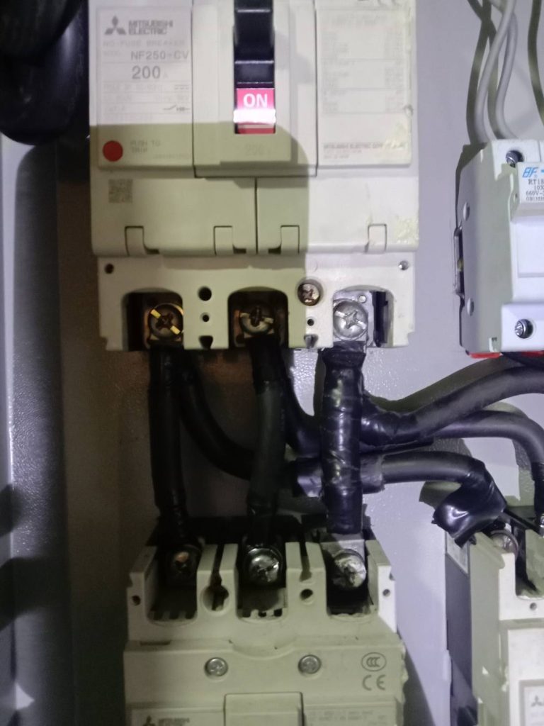 เมนเบรกเกอร์