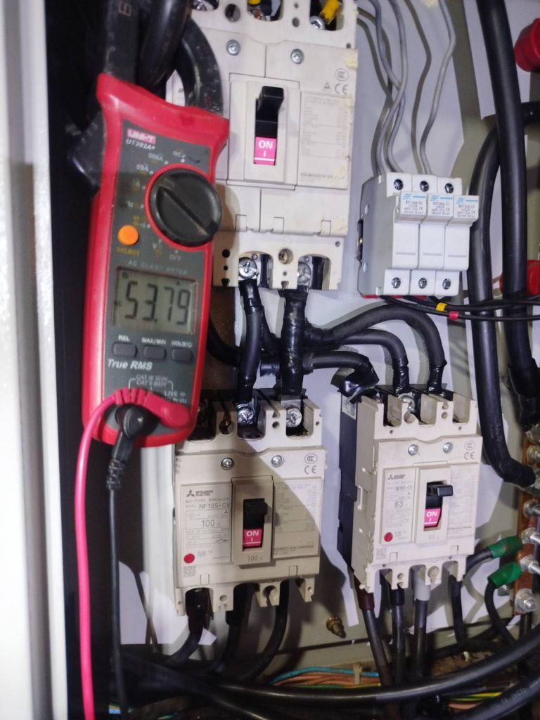 เมนเบรกเกอร์