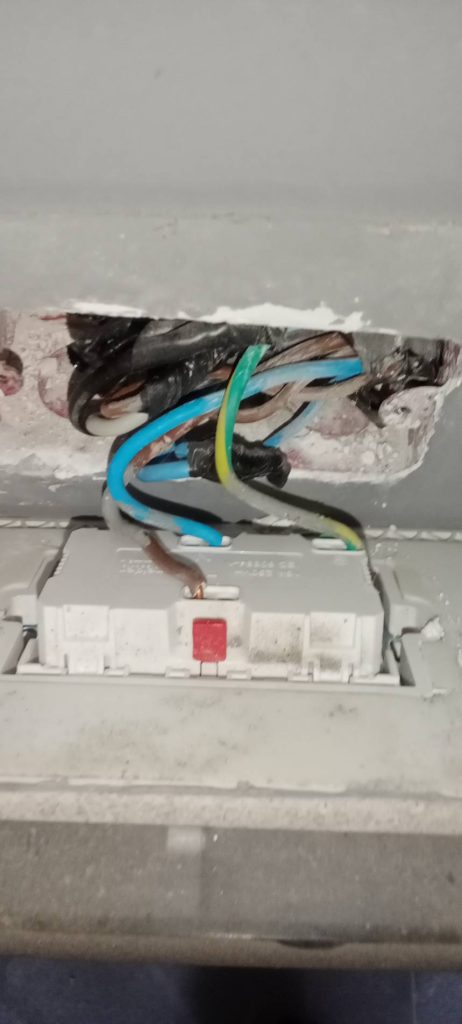 รื้อปลั๊กซ่อมสายไฟ