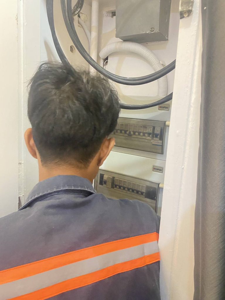 ช่างไฟตรวจสอบตู้คอนซูมเมอร์ยูนิตแบบสองชั้น