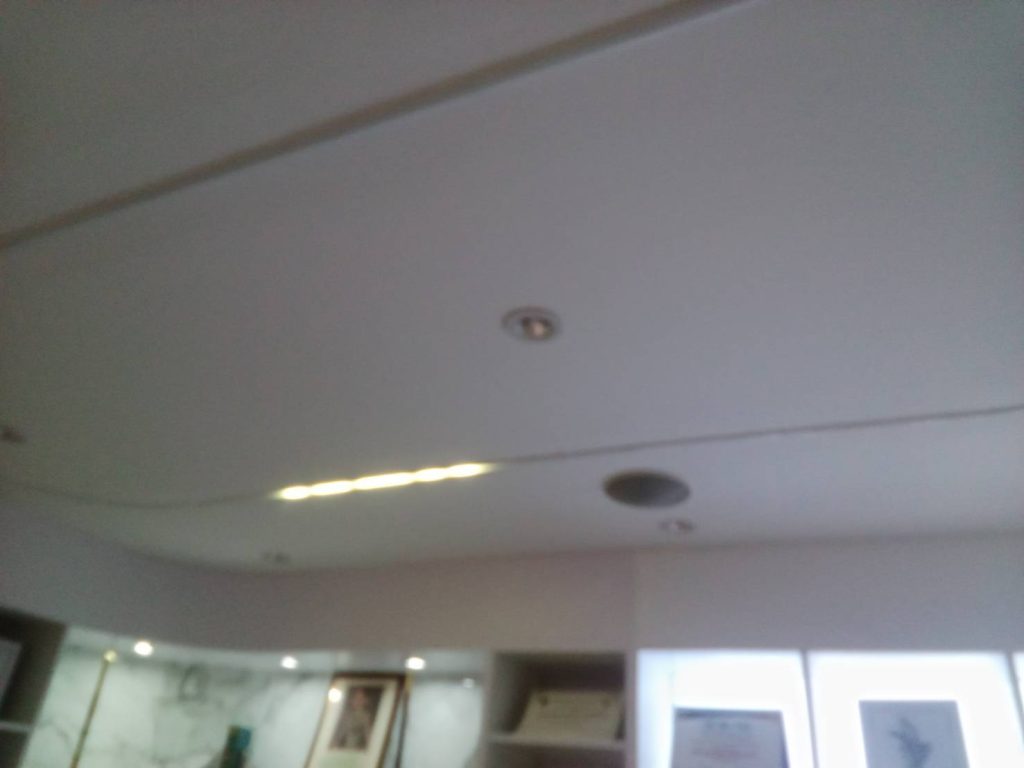 ไฟเส้น LED ติดตั้งบนเพดานพร้อมรางครอบสายไฟ