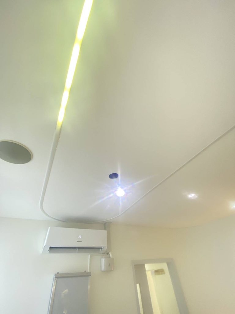 ไฟเส้น LED พร้อมรางครอบสายไฟติดตั้งบนเพดาน