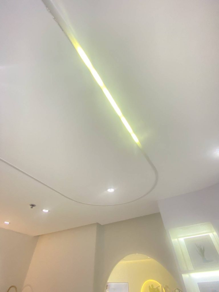 ไฟเส้น LED พร้อมรางครอบสายไฟติดตั้งบนเพดาน