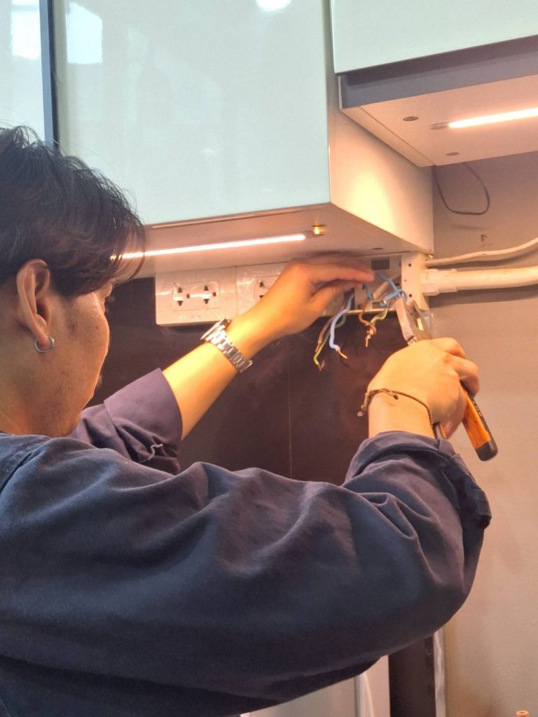 ซ่อมปลั๊กไฟ