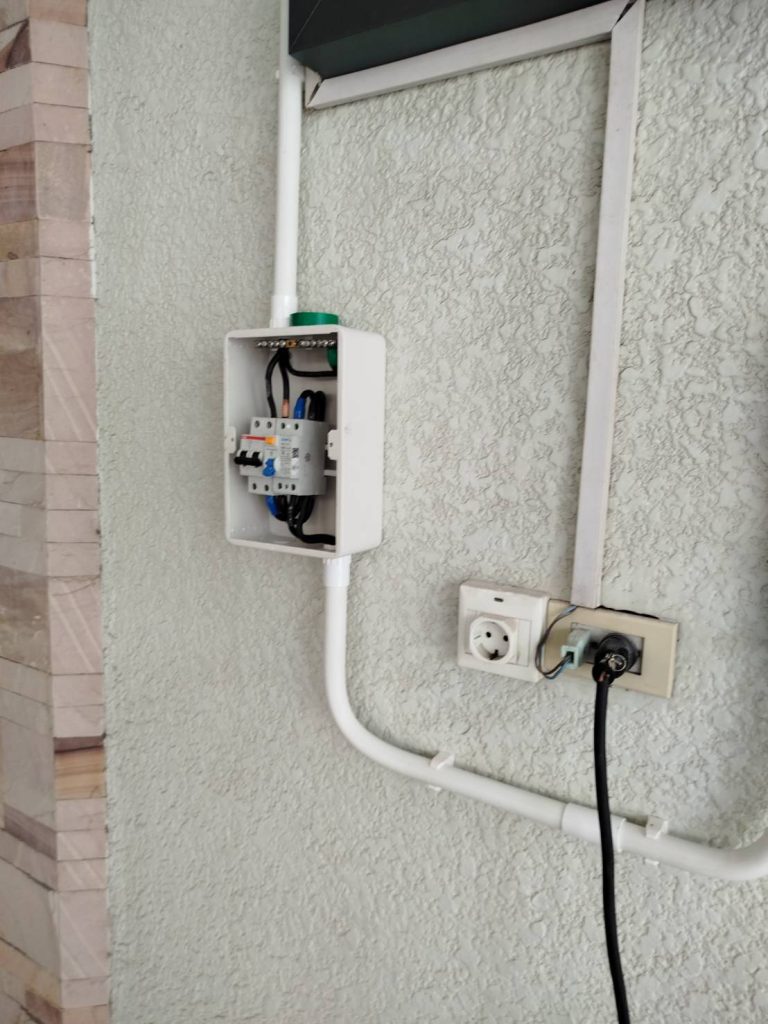 ตู้ควบคุมไฟฟ้าพร้อมเซฟตี้เบรกเกอร์สำหรับ EV Charge