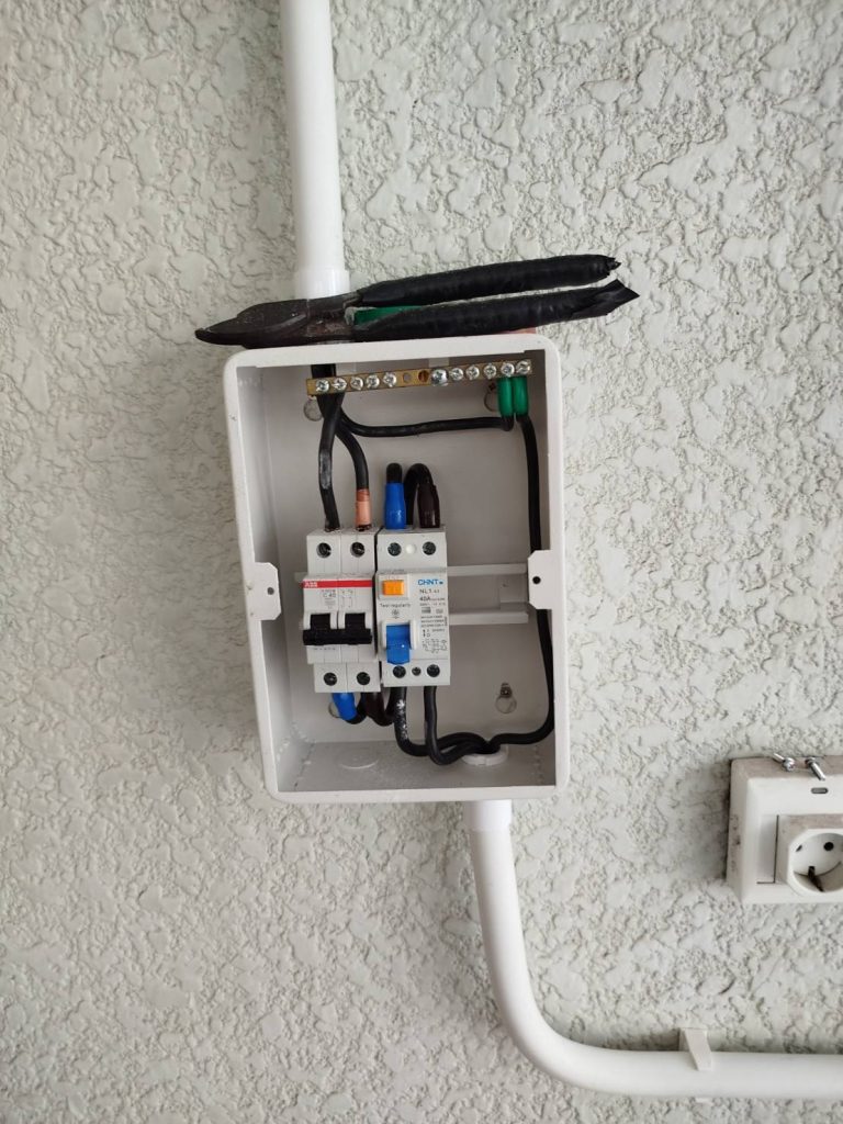 ตู้ควบคุมไฟฟ้าพร้อมเซฟตี้เบรกเกอร์ สำหรับระบบ EV Charger