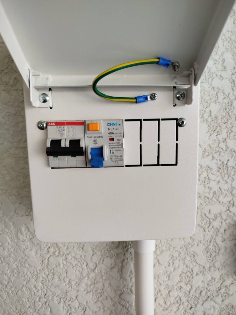 ตู้ควบคุมไฟฟ้าพร้อมเซฟตี้เบรกเกอร์ สำหรับระบบ EV Charger