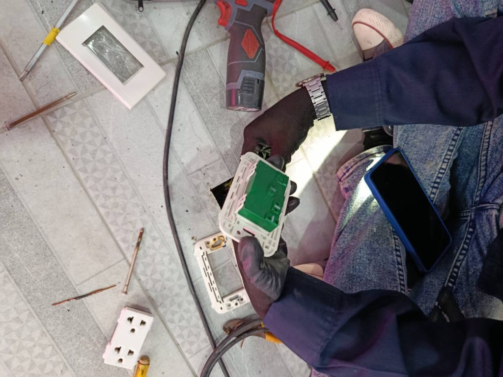 ซ่อมเปลี่ยนปลั๊กไฟ