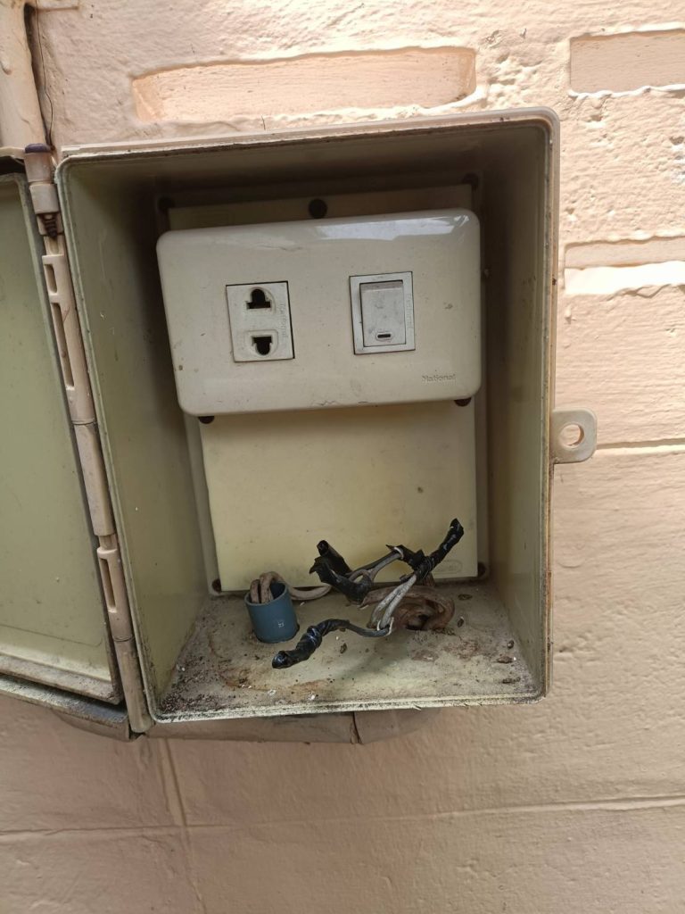 ปลั๊กไฟในกล่องกันน้ำ