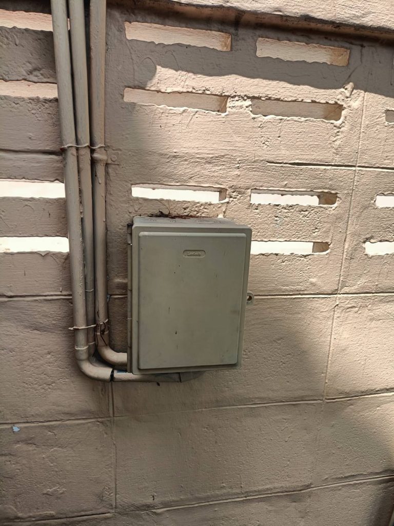 ปลั๊กไฟในกล่องกันน้ำ