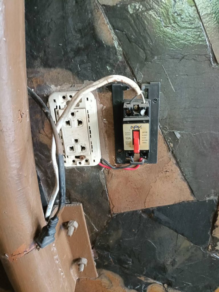 ปลั๊กไฟและเบรกเกอร์