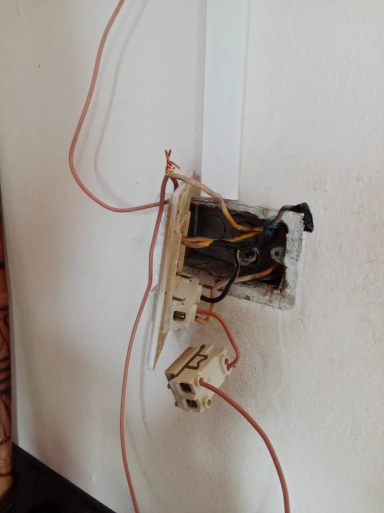 งานแก้ไขปลั๊กไฟฟ้า