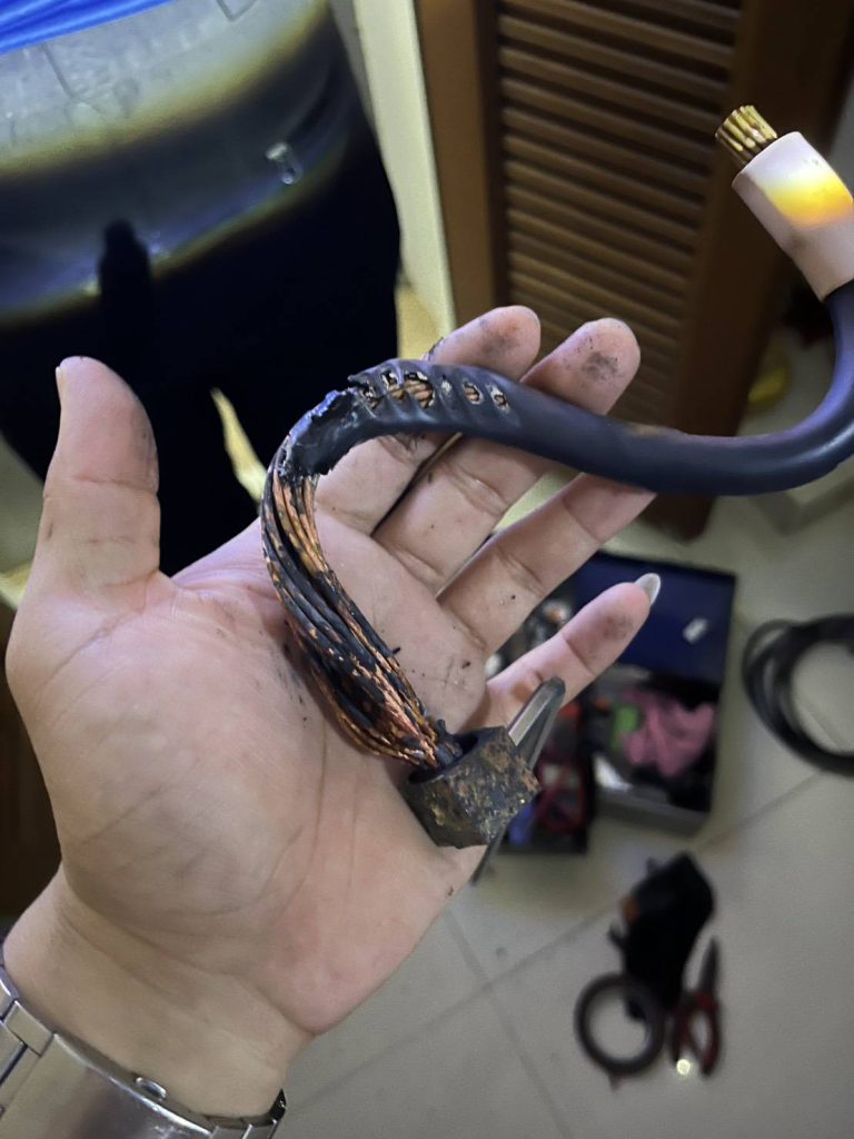 สายไฟที่ฉนวนหุ้มละลาย