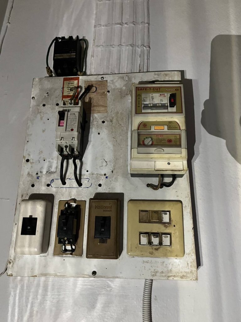 แผงควบคุมไฟฟ้า