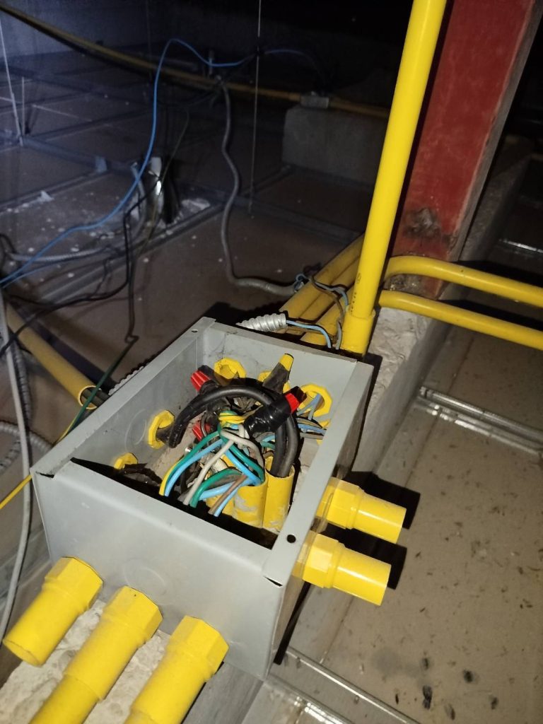 กล่องพักสายไฟบนฝ้า