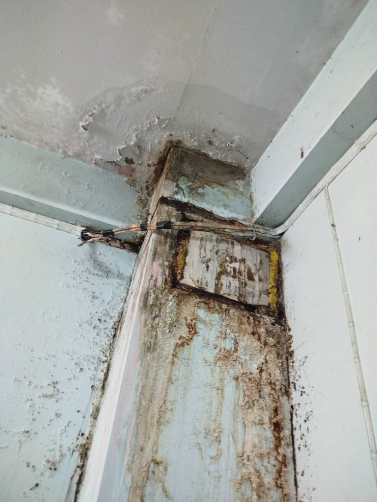 สายไฟเก่าชำรุด