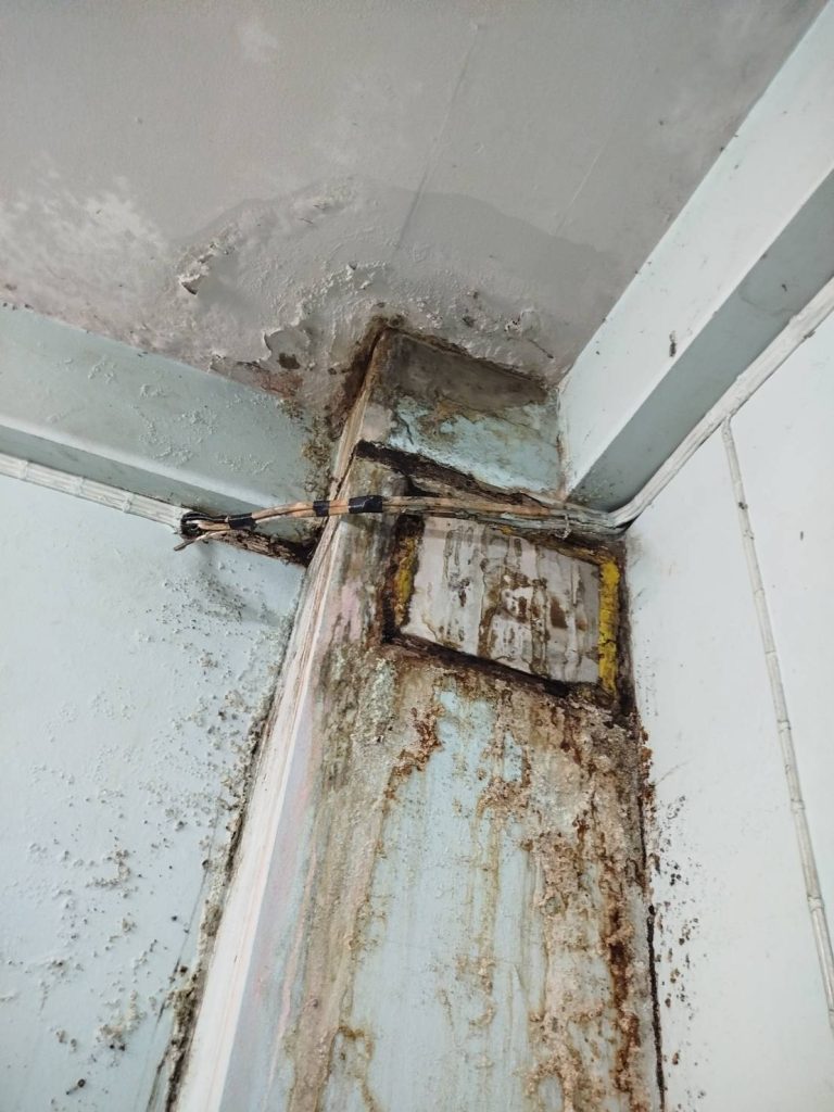 สายไฟเก่าชำรุด