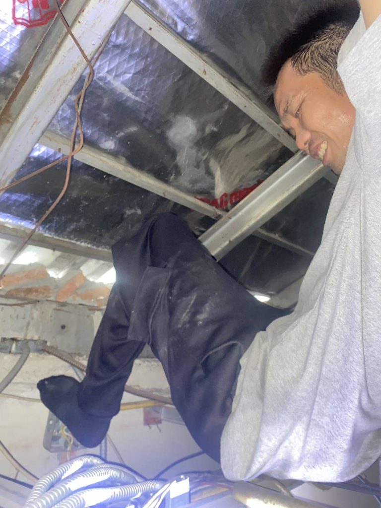 เดินท่อร้อยสายบนฝ้า