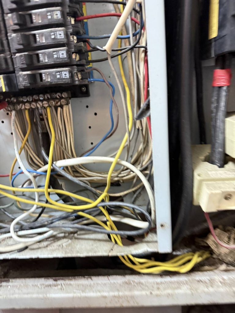 สายไฟยุ่งเหยิงในตู้โหลดเซ็นเตอร์