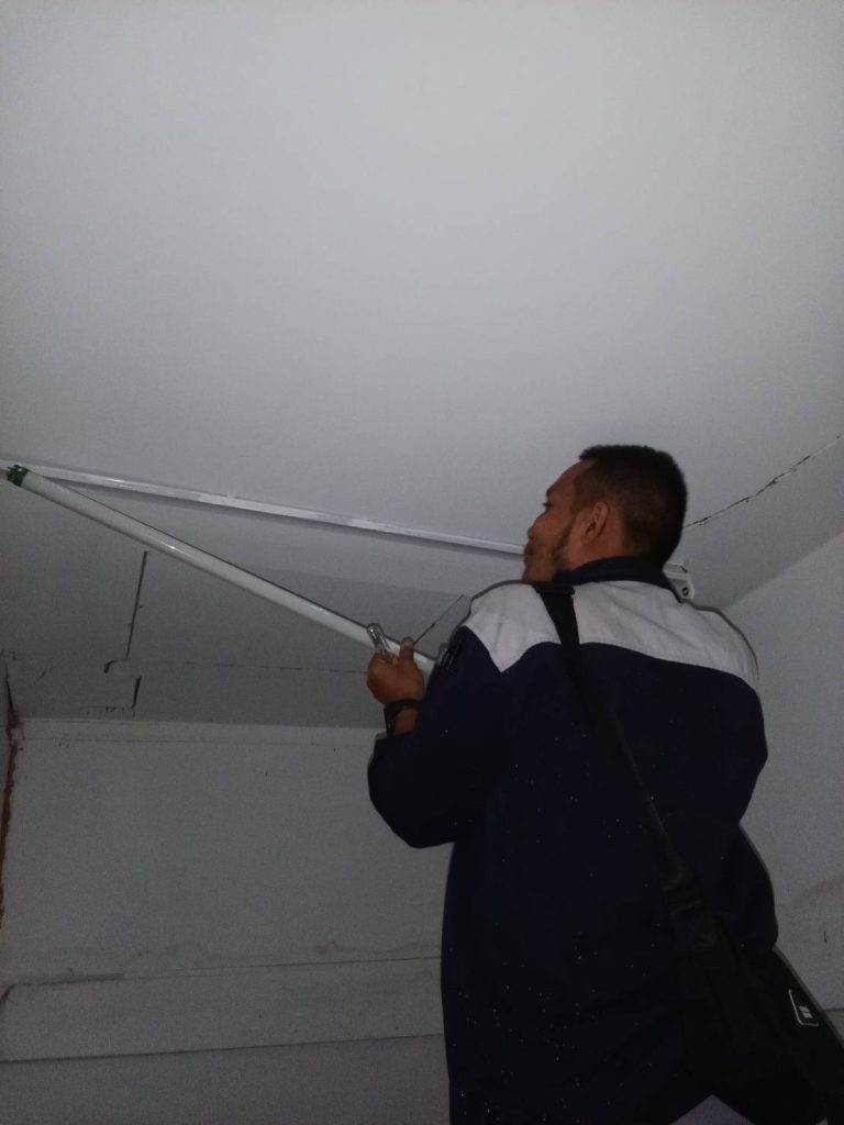 ติดตั้งหลอดไฟฟลูออเรสเซนต์