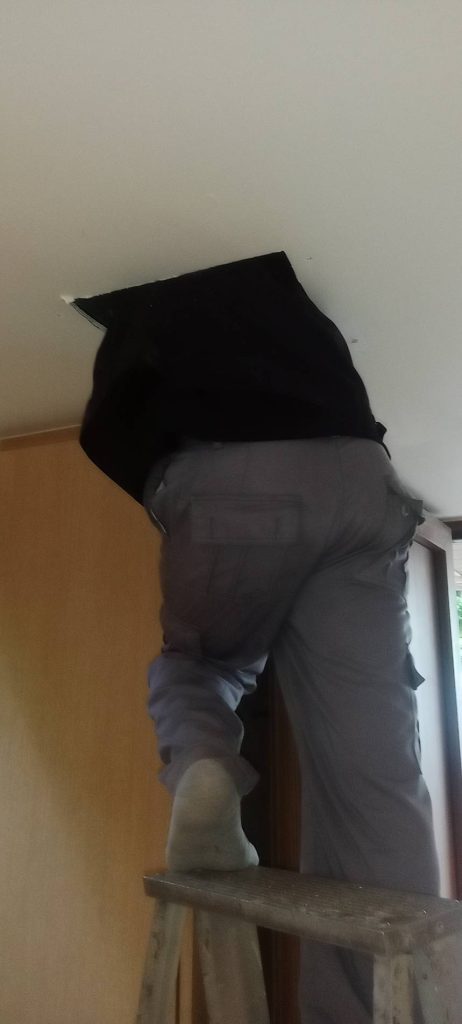 ปีนฝ้าเช็กสายไฟ