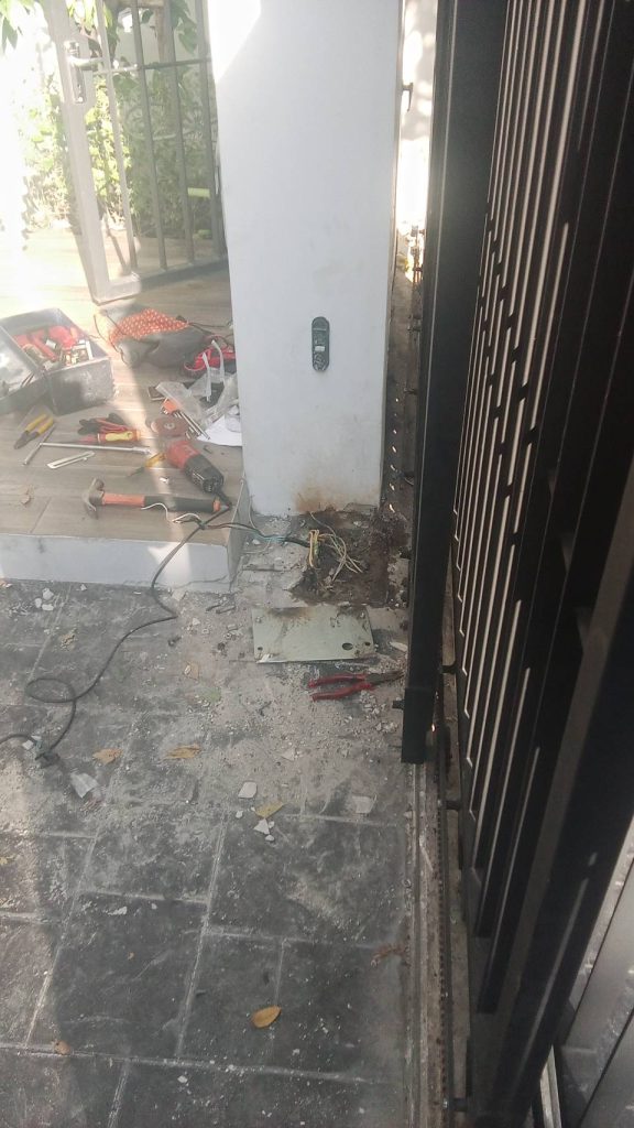 ถอดเปลี่ยนมอเตอร์ประตูรีโมท