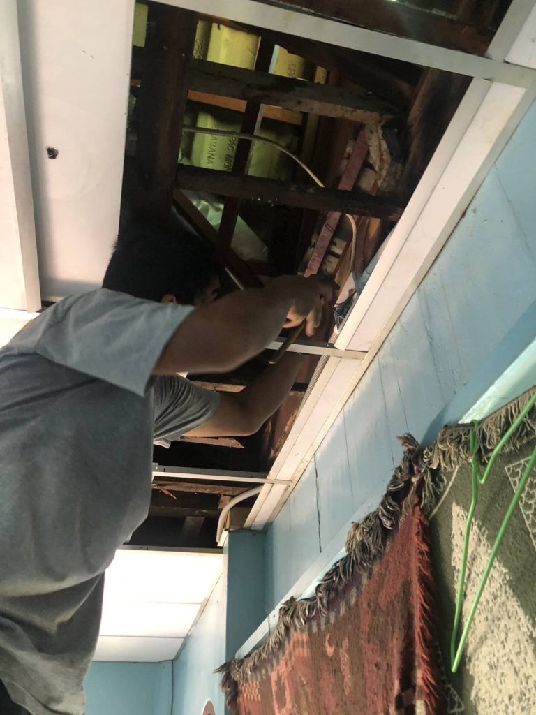 ตรวจสอบสายไฟบนฝ้า