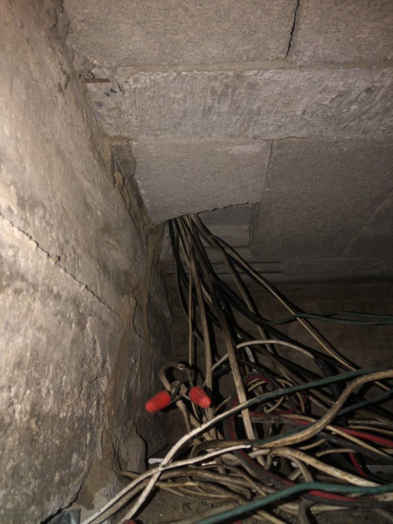 แนวสายไฟเก่าที่ติดตั้งไว้ไม่เรียบร้อย