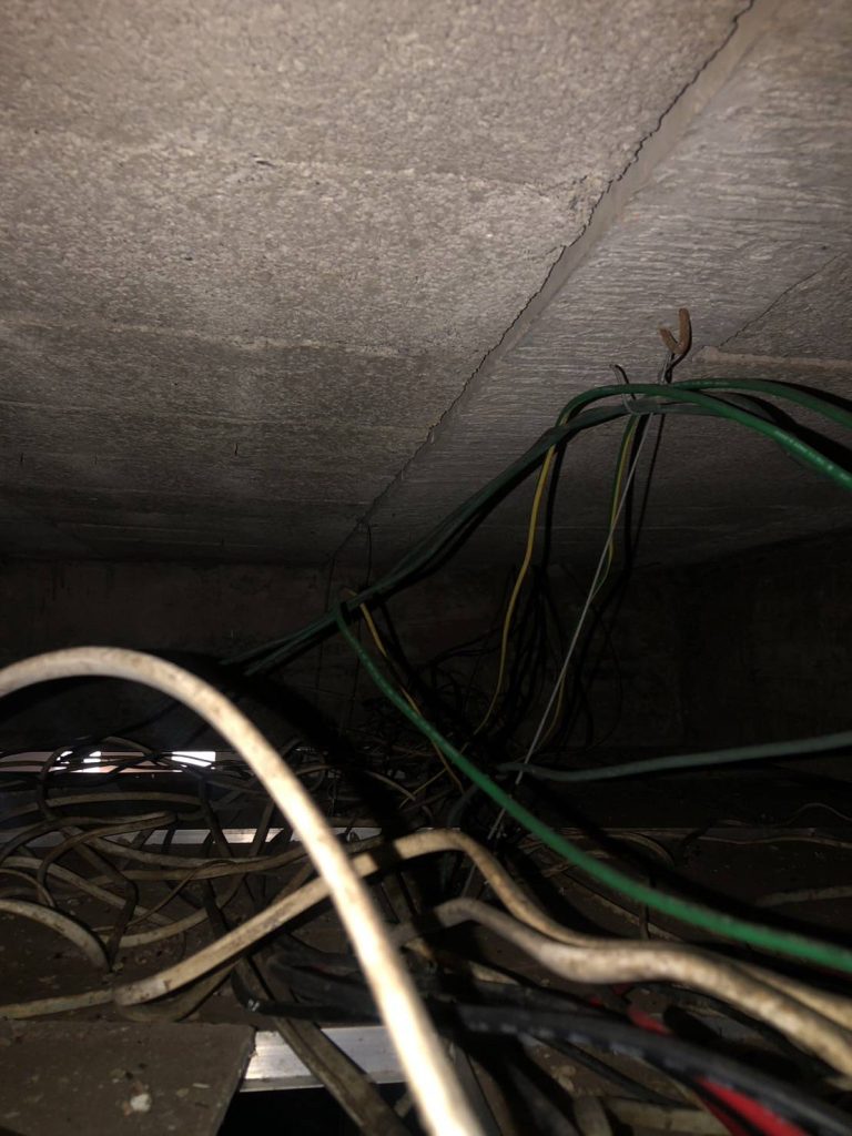 สายไฟบนฝ้าที่ติดตั้งไม่เรียบร้อย