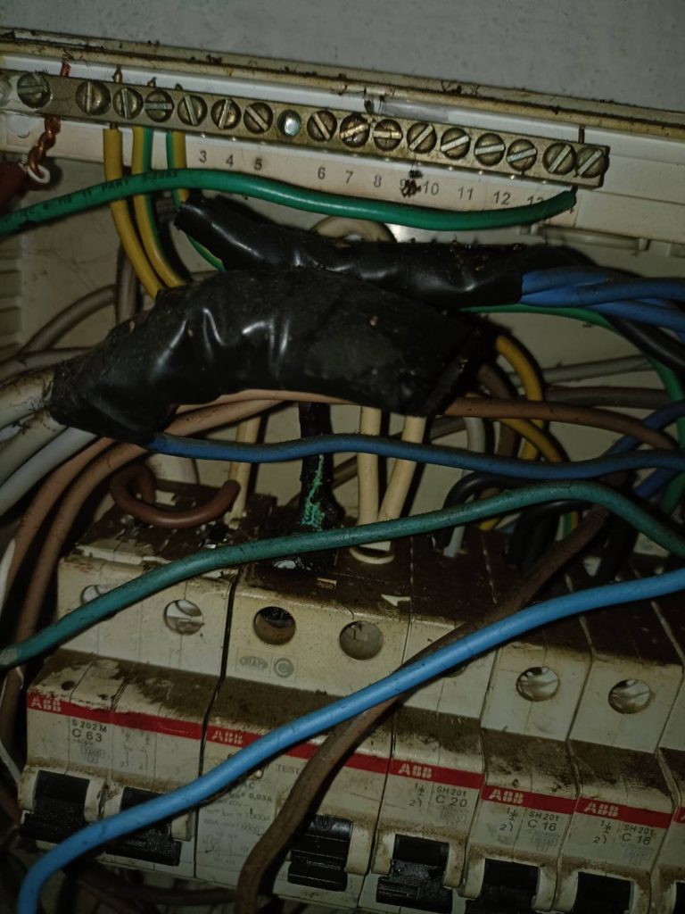 เบรกเกอร์เก่าในตู้คอนซูมเมอร์