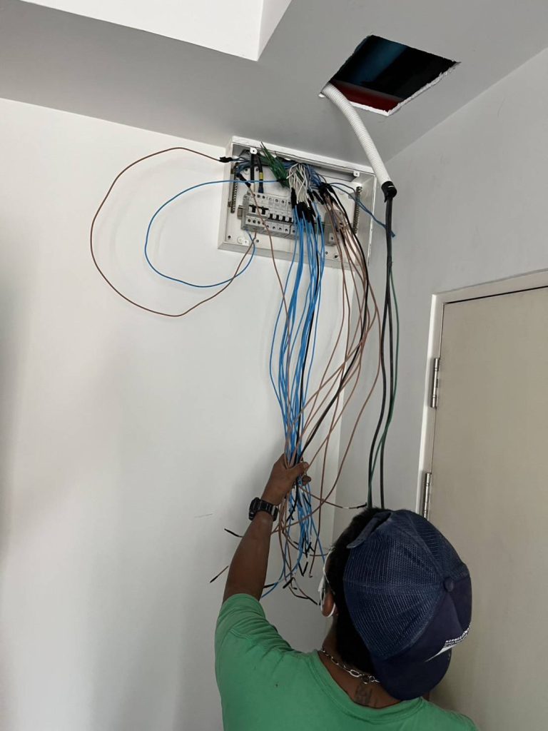 เดินสายไฟรอติดตั้งเข้าตู้คอนซูมเมอร์