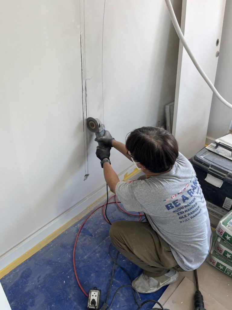 กรีดปูนฝังสายไฟ