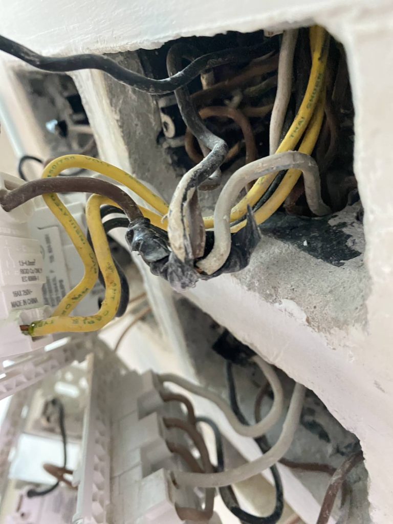 สายไฟปลั๊กชำรุด