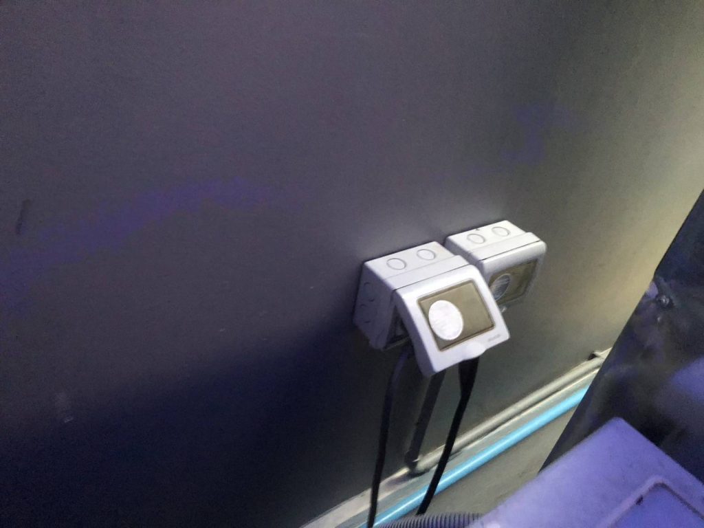 ปลั๊กไฟในบล็อกกันน้ำ