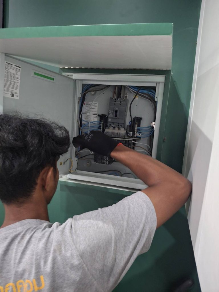 ซ่อมไฟหน้าตู้