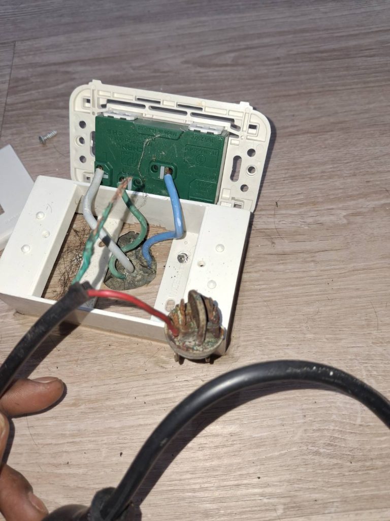 รื้อปลั๊กหาจุดช็อต