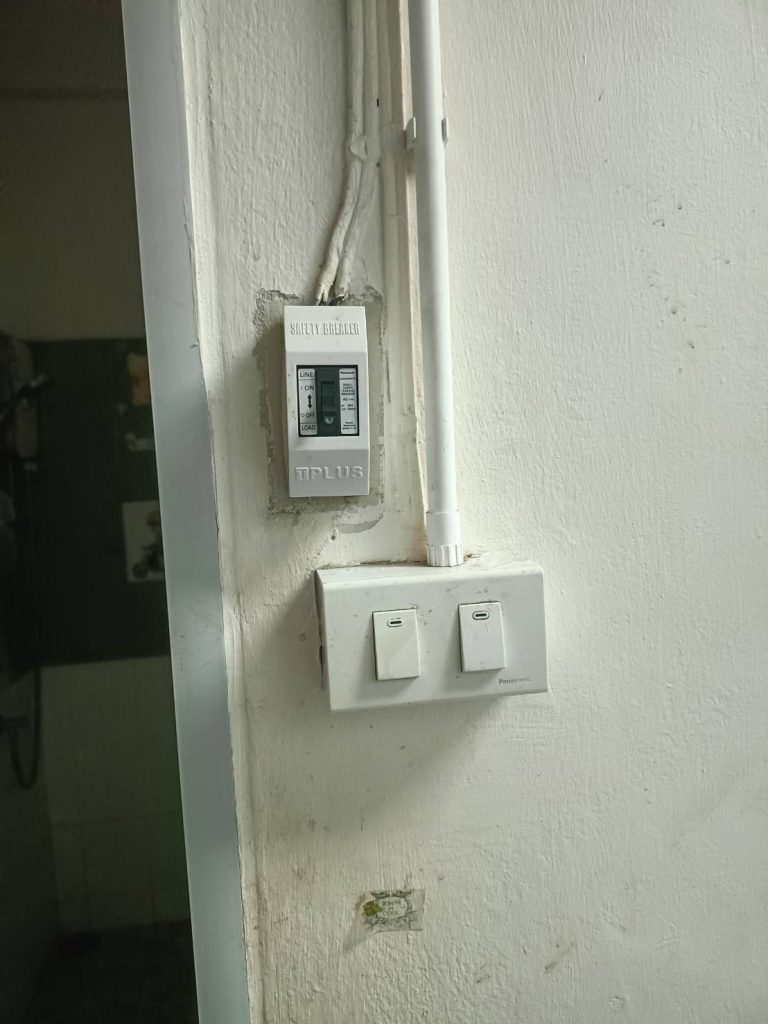 เบรกเกอร์และสวิตช์ไฟ