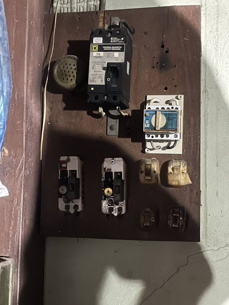 แผงควบคุมไฟฟ้า