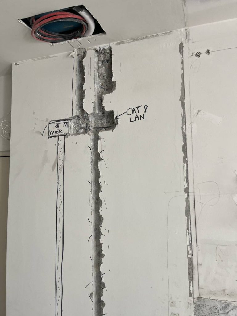 กรีดผนังเตรียมฝังท่อสายไฟ