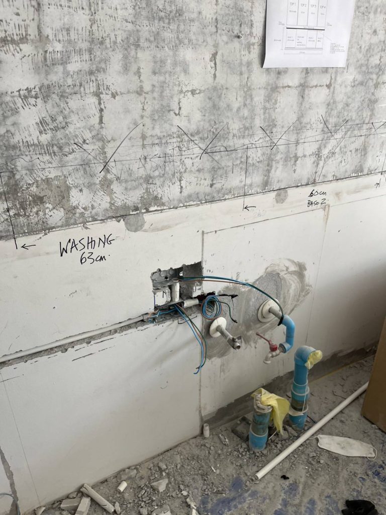 กรีดผนังเตรียมฝังท่อสายไฟ