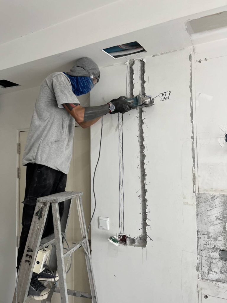 กรีดผนังฝังท่อสายไฟ