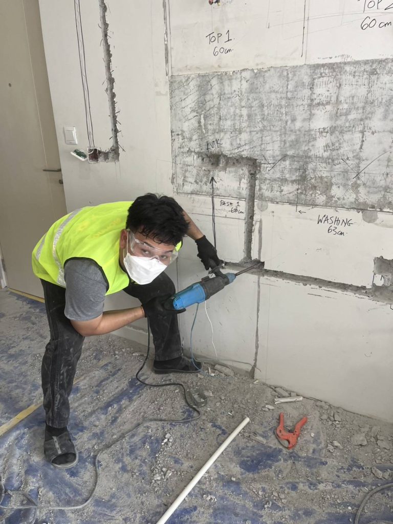 กรีดผนังฝังท่อสายไฟ