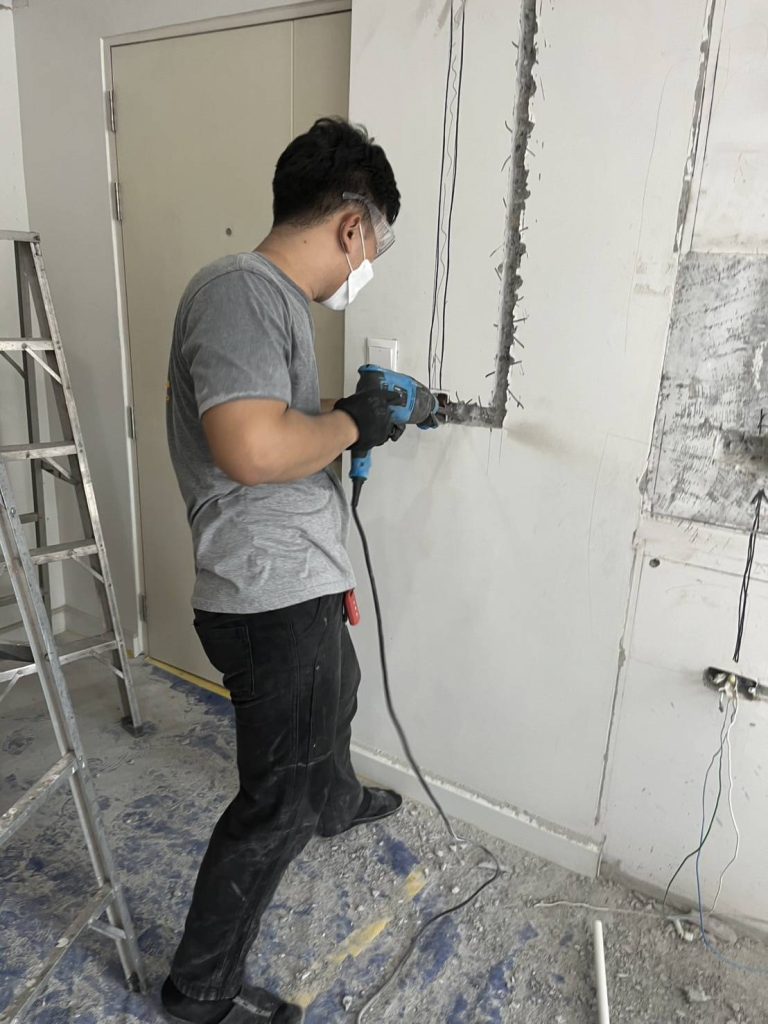 กรีดผนังฝังท่อสายไฟ