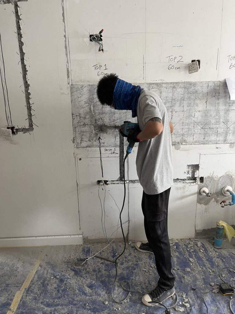 กรีดผนังฝังท่อสายไฟ